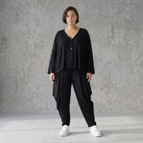 Leichte Jersey Jacke in tiefem Schwarz mit asymmetrischem Schnitt und weichem Tragekomfort