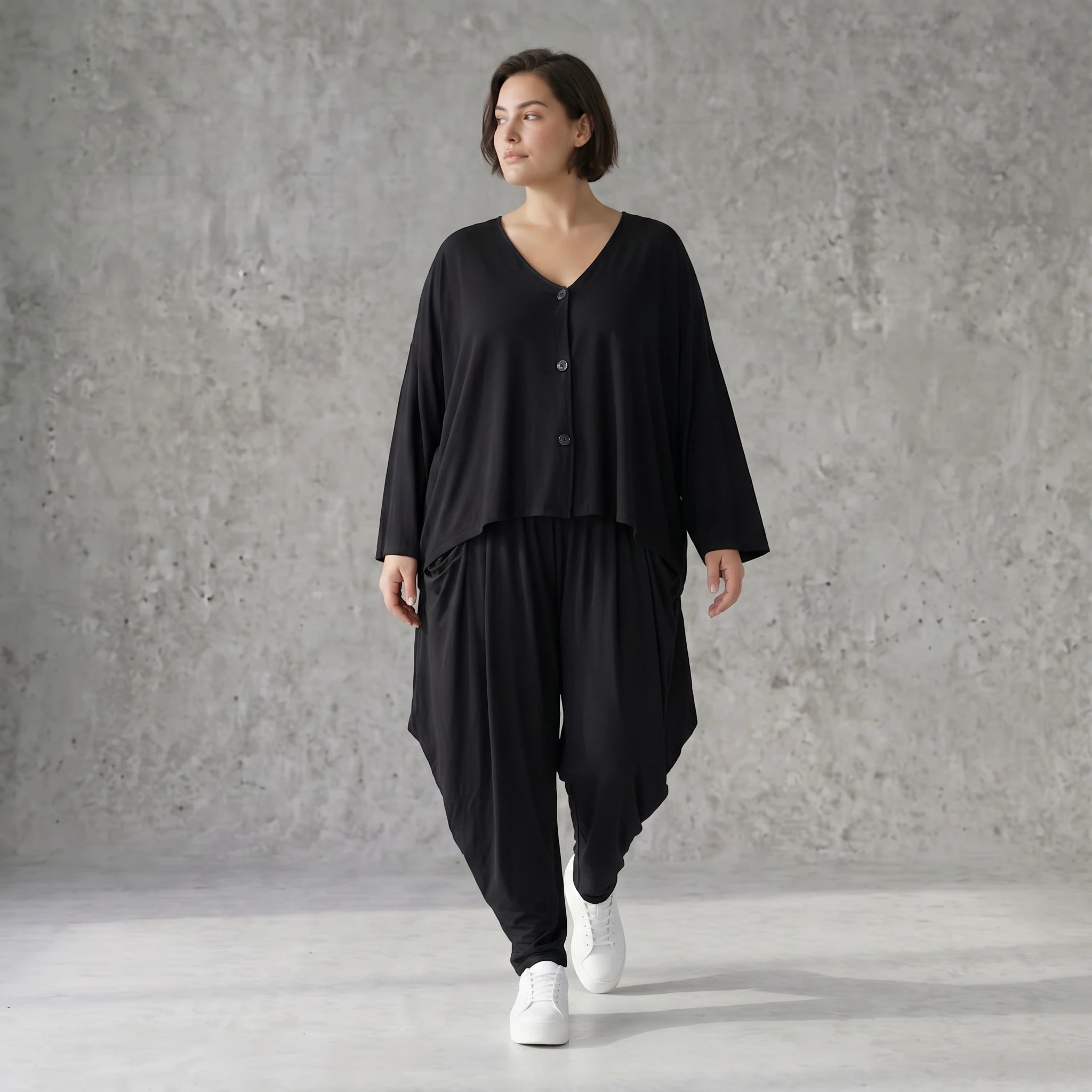 Leichte Jersey Jacke in tiefem Schwarz mit asymmetrischem Schnitt und weichem Tragekomfort