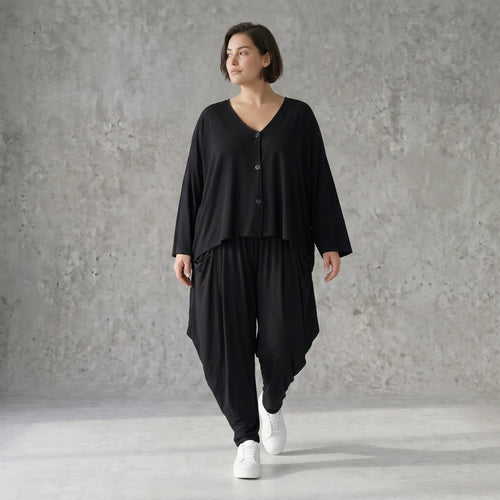 Leichte Jersey Jacke in tiefem Schwarz mit asymmetrischem Schnitt und weichem Tragekomfort