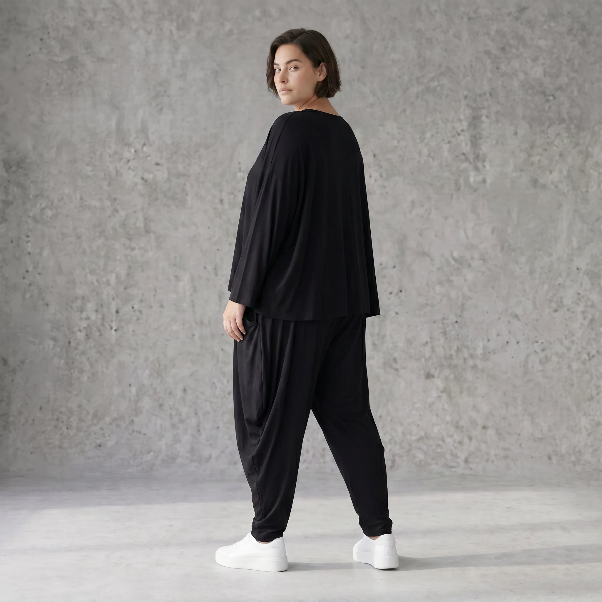Leichte Jersey Jacke in tiefem Schwarz mit asymmetrischem Schnitt und weichem Tragekomfort