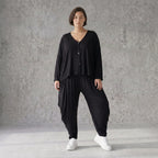 Leichte Jersey Jacke in tiefem Schwarz mit asymmetrischem Schnitt und weichem Tragekomfort