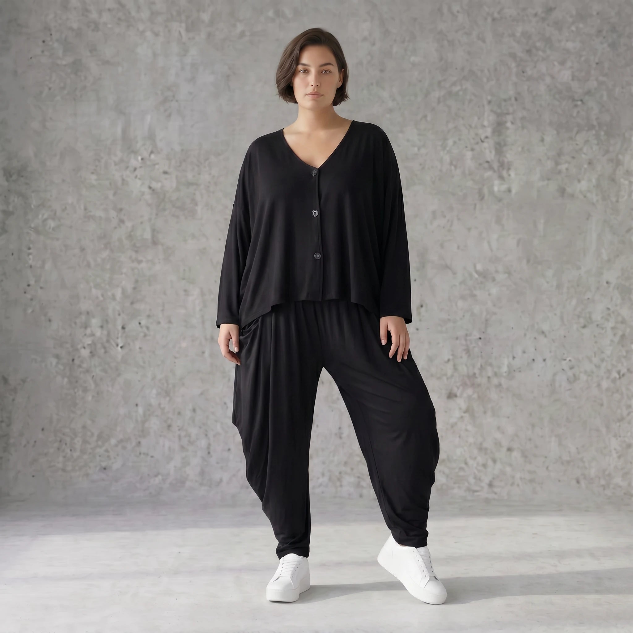 Leichte Jersey Jacke in tiefem Schwarz mit asymmetrischem Schnitt und weichem Tragekomfort