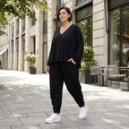 Leichte Jersey Jacke in tiefem Schwarz mit asymmetrischem Schnitt und weichem Tragekomfort