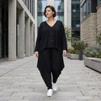 Leichte Jersey Jacke in tiefem Schwarz mit asymmetrischem Schnitt und weichem Tragekomfort