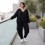 Leichte Jersey Jacke in tiefem Schwarz mit asymmetrischem Schnitt und weichem Tragekomfort