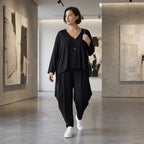 Leichte Jersey Jacke in tiefem Schwarz mit asymmetrischem Schnitt und weichem Tragekomfort