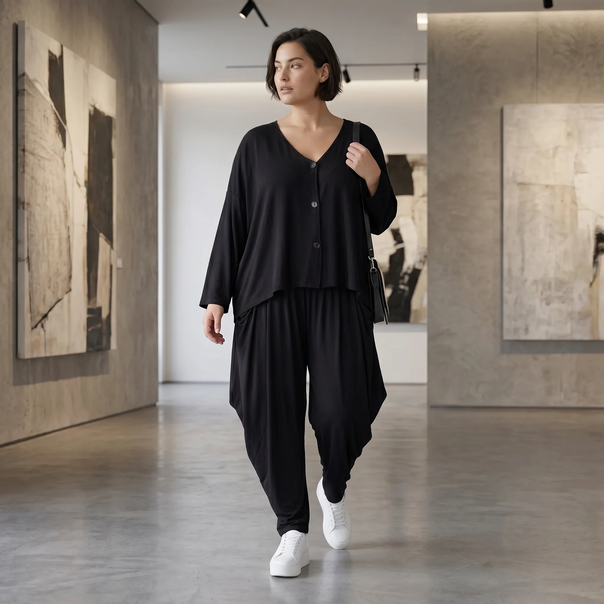 Leichte Jersey Jacke in tiefem Schwarz mit asymmetrischem Schnitt und weichem Tragekomfort