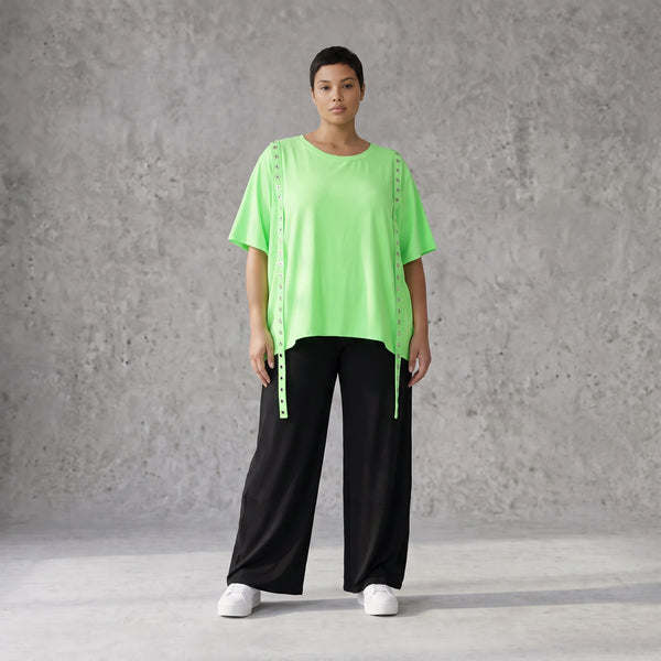 Kastig geschnittenes Kurzarmshirt in Neongrün mit Ösenband und angenehm weichem Jersey