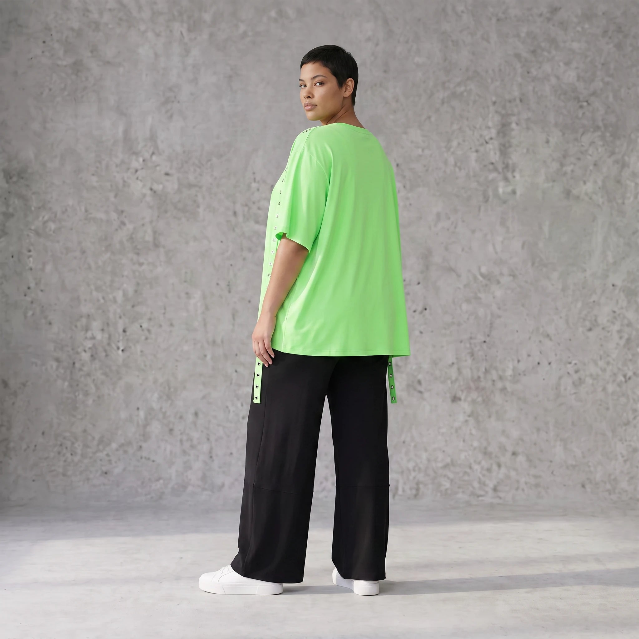 Kastig geschnittenes Kurzarmshirt in Neongrün mit Ösenband und angenehm weichem Jersey