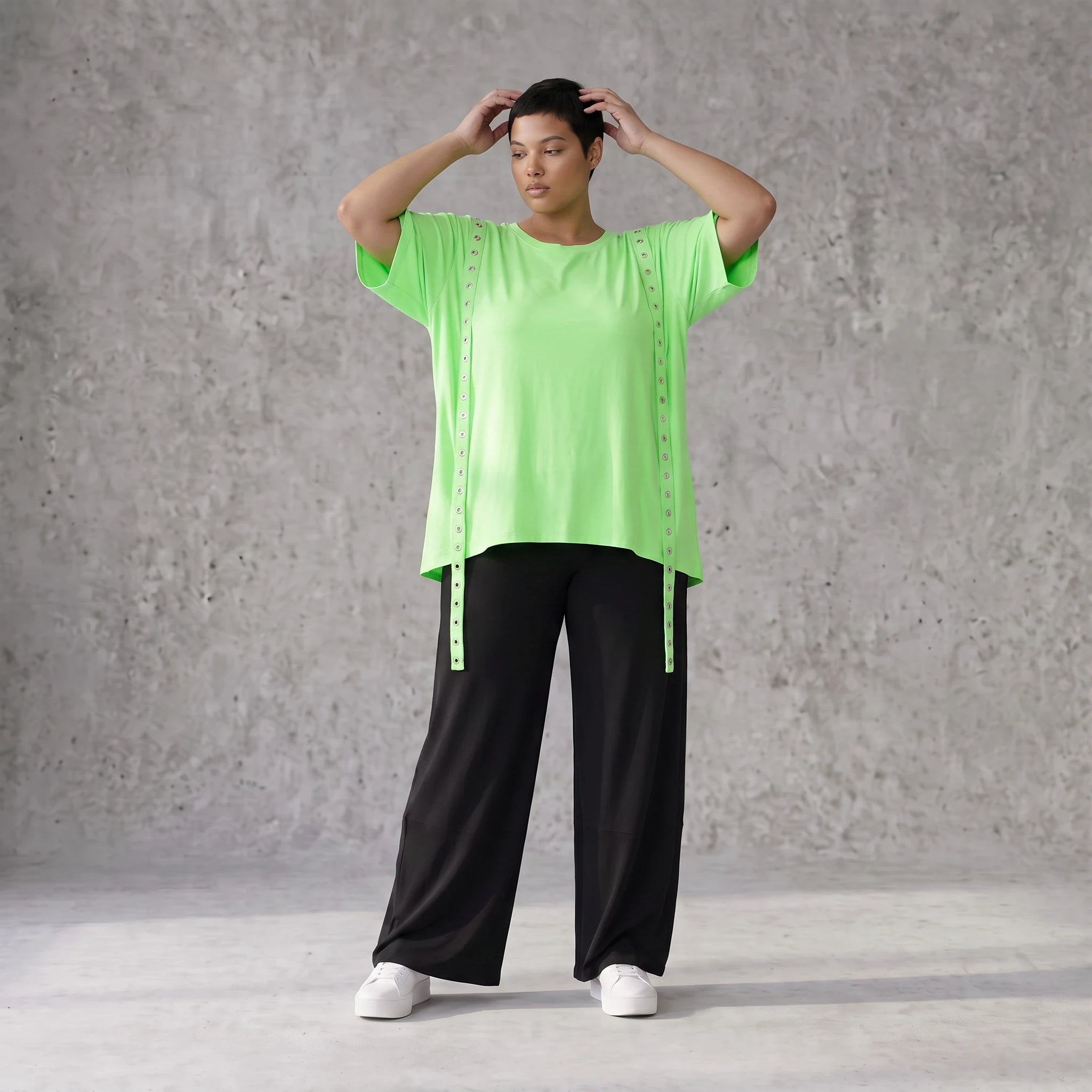 Kastig geschnittenes Kurzarmshirt in Neongrün mit Ösenband und angenehm weichem Jersey
