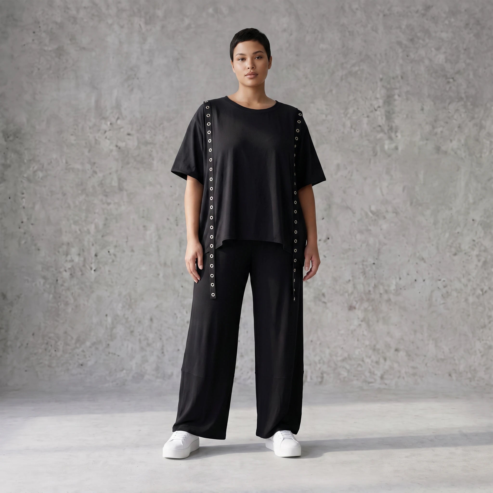 Lässiges Shirt in Schwarz mit kastiger Schnittform und Ösenbanddetail aus weichem Jersey