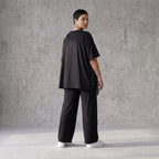 Lässiges Shirt in Schwarz mit kastiger Schnittform und Ösenbanddetail aus weichem Jersey