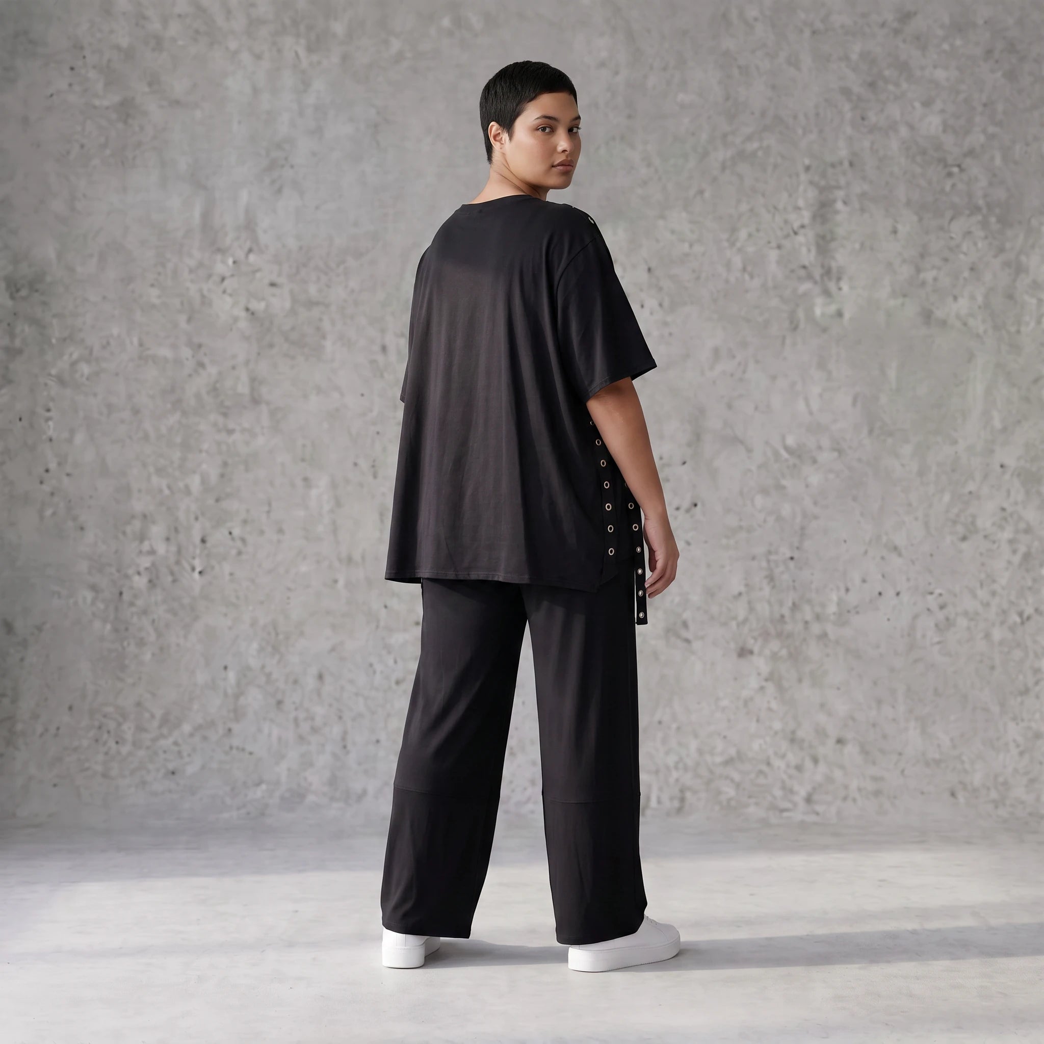 Lässiges Shirt in Schwarz mit kastiger Schnittform und Ösenbanddetail aus weichem Jersey