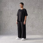 Lässiges Shirt in Schwarz mit kastiger Schnittform und Ösenbanddetail aus weichem Jersey