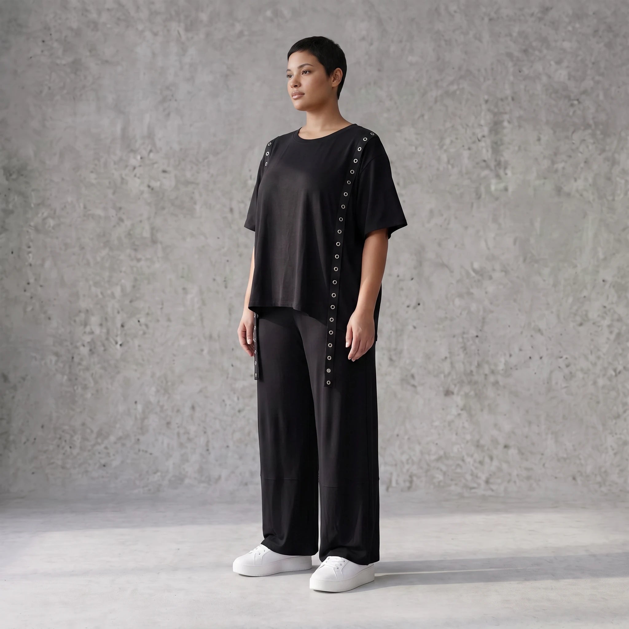 Lässiges Shirt in Schwarz mit kastiger Schnittform und Ösenbanddetail aus weichem Jersey