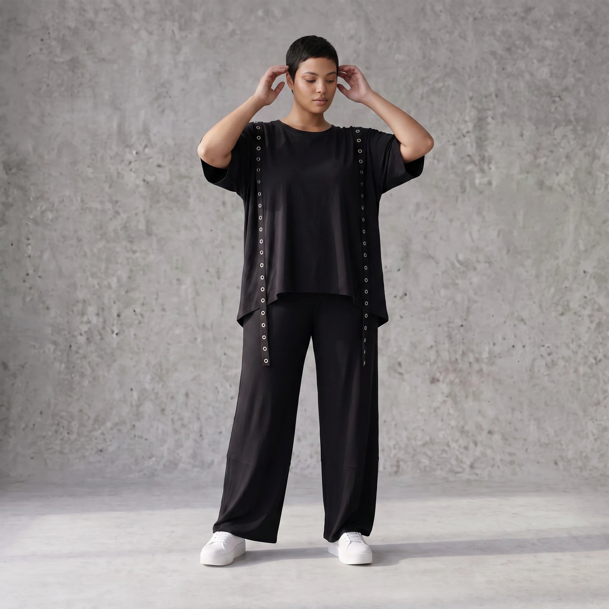Lässiges Shirt in Schwarz mit kastiger Schnittform und Ösenbanddetail aus weichem Jersey
