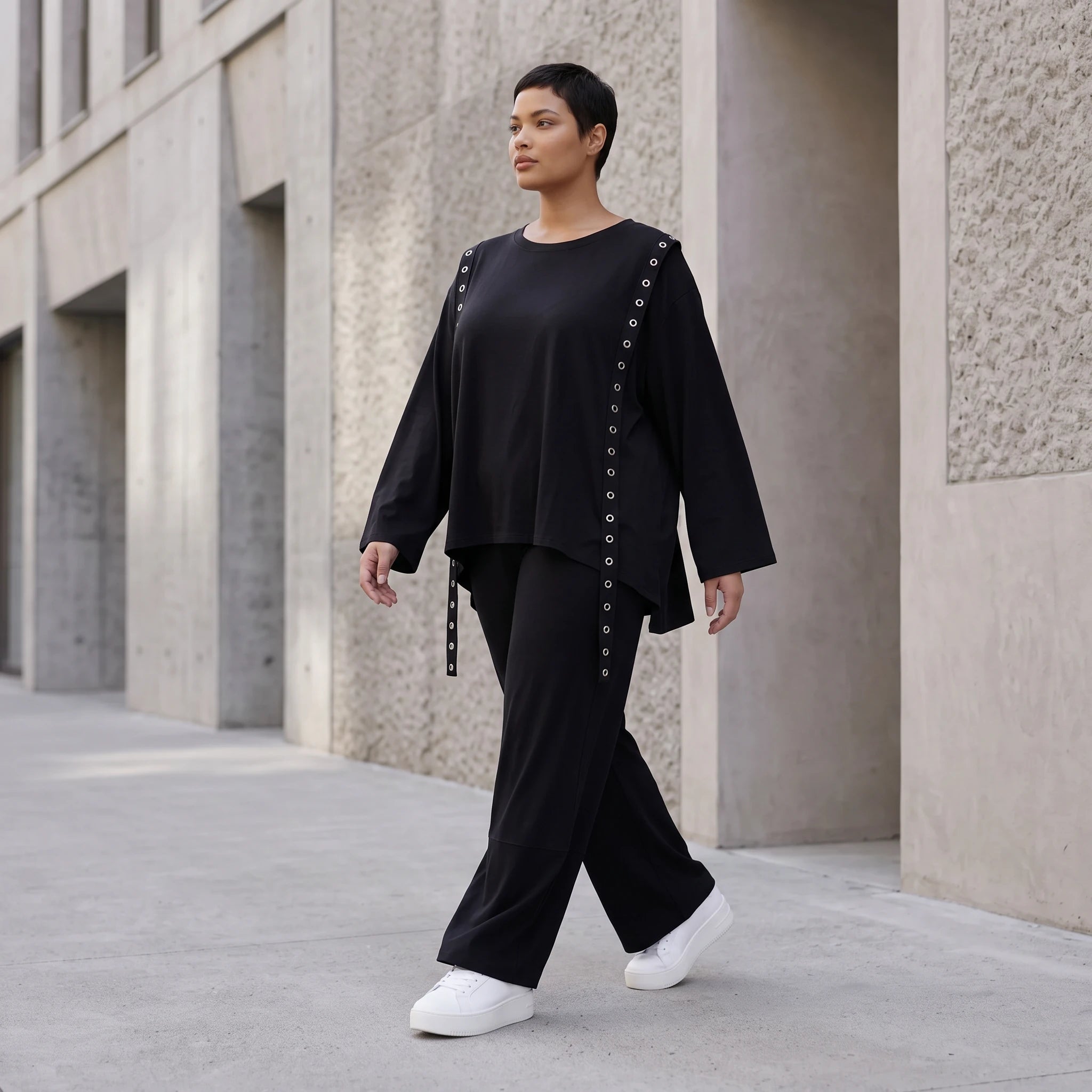 Lässiges Shirt in Schwarz mit kastiger Schnittform und Ösenbanddetail aus weichem Jersey