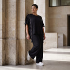 Lässiges Shirt in Schwarz mit kastiger Schnittform und Ösenbanddetail aus weichem Jersey
