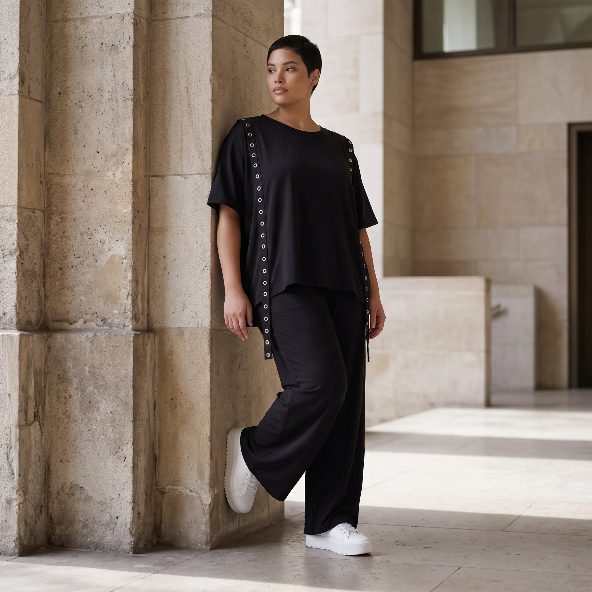 Lässiges Shirt in Schwarz mit kastiger Schnittform und Ösenbanddetail aus weichem Jersey