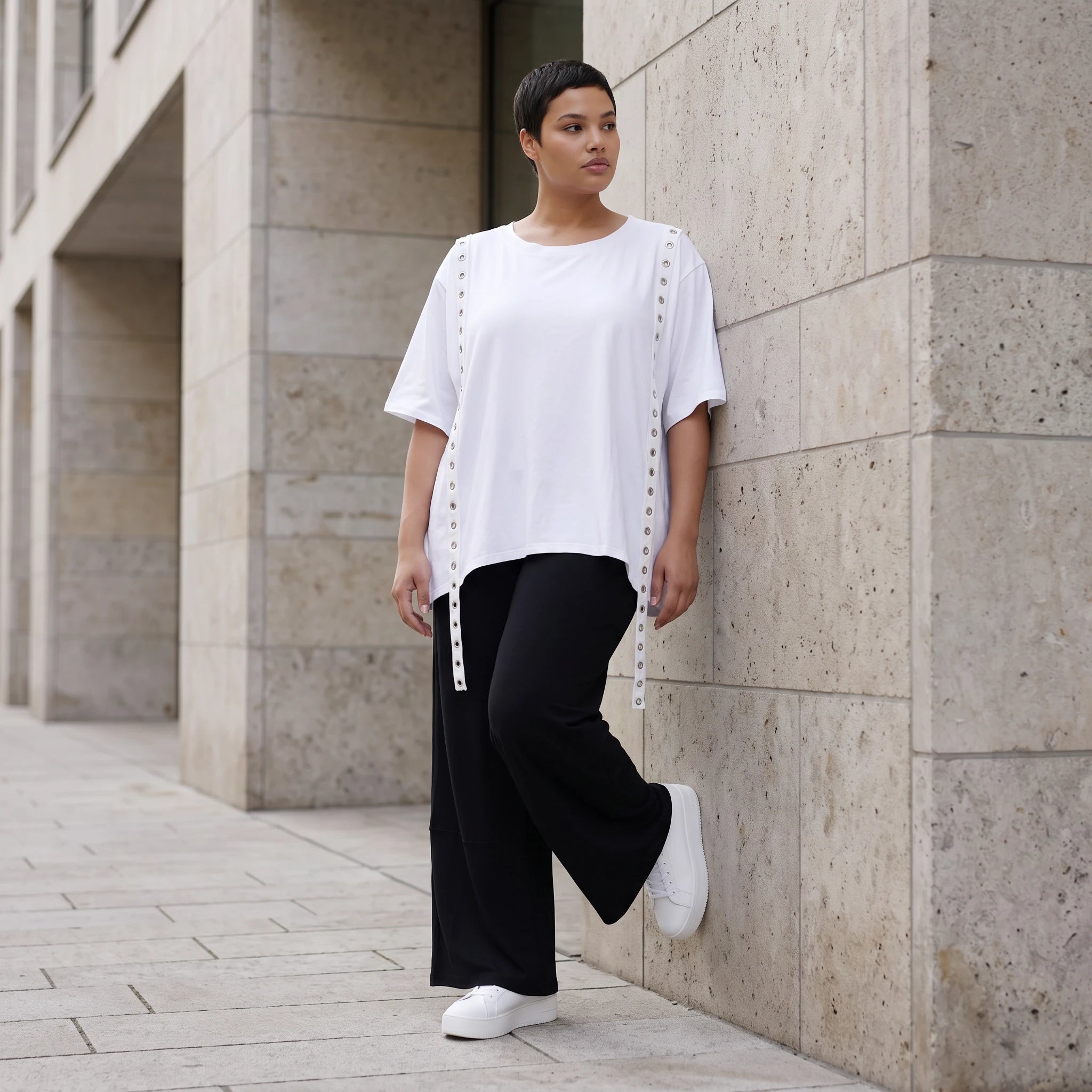Kastiges Kurzarmshirt aus weichem Stretchjersey in Weiß mit einem modischen Ösenbanddetail