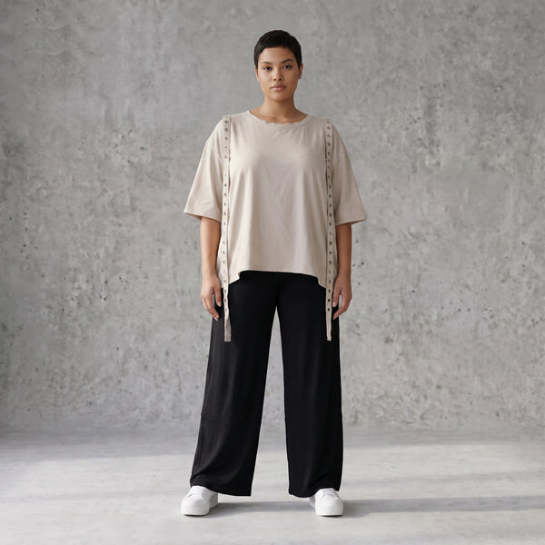 Kastiges Kurzarmshirt aus weichem Stretch Jersey in Beige mit dekorativem Ösenband Akzent