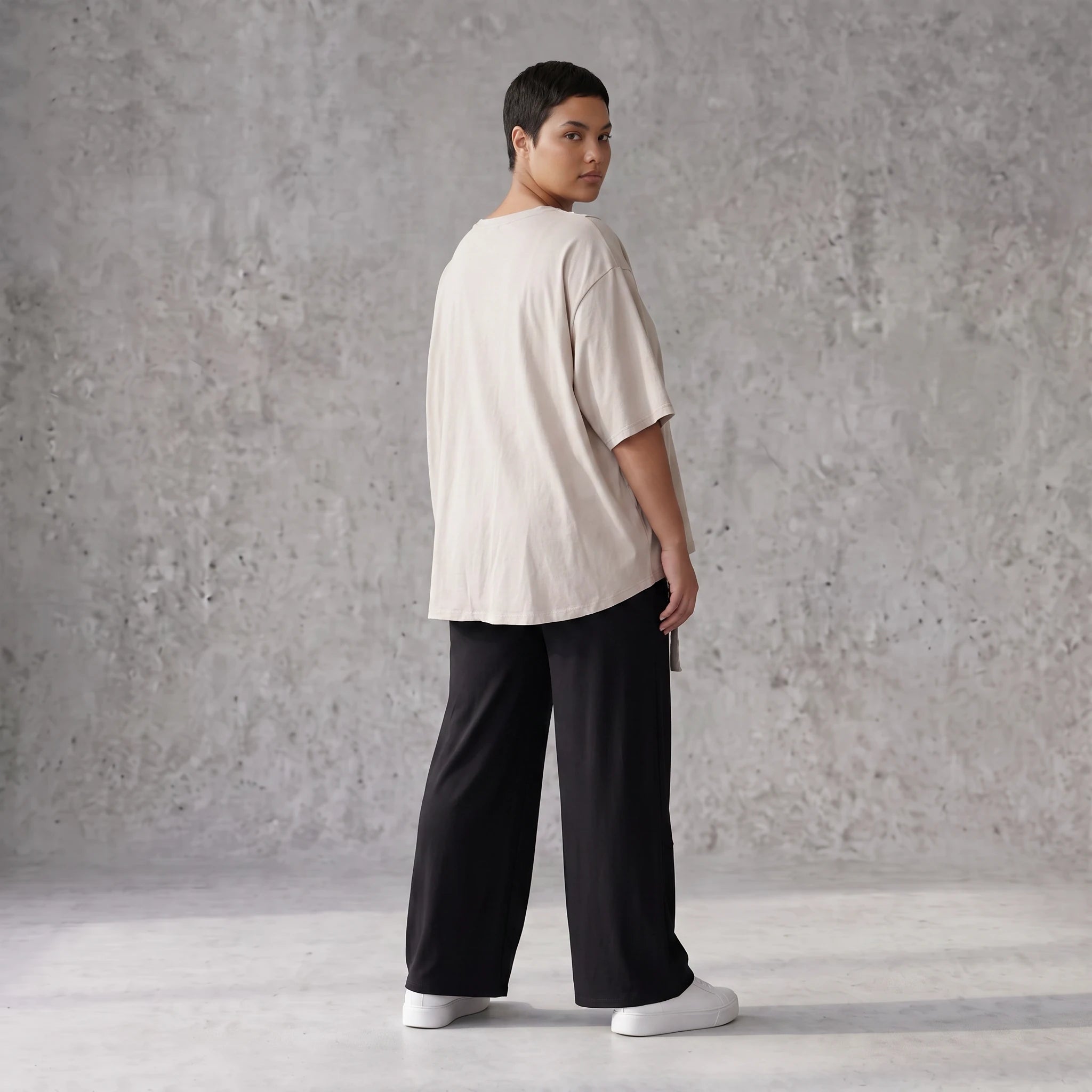 Kastiges Kurzarmshirt aus weichem Stretch Jersey in Beige mit dekorativem Ösenband Akzent