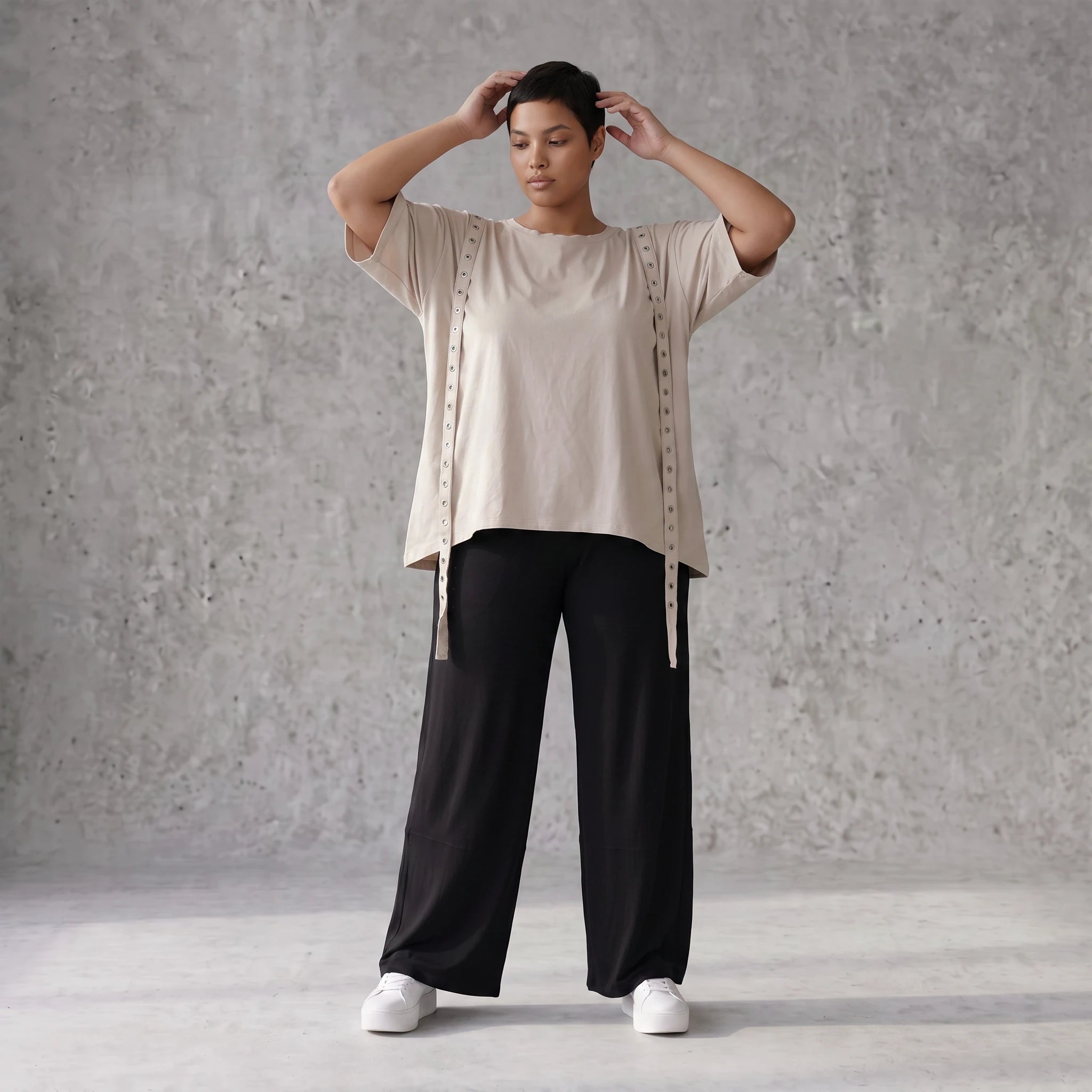 Kastiges Kurzarmshirt aus weichem Stretch Jersey in Beige mit dekorativem Ösenband Akzent