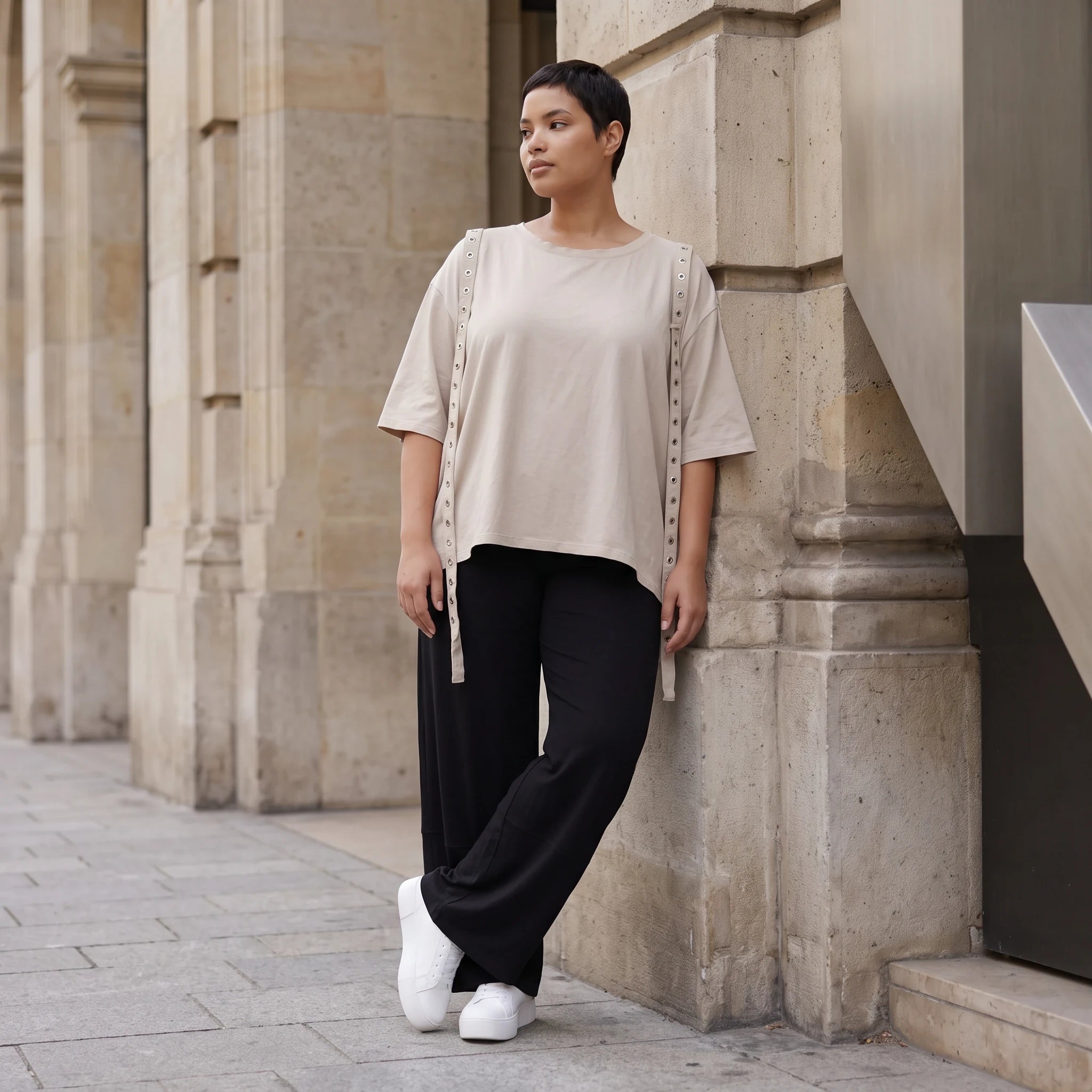 Kastiges Kurzarmshirt aus weichem Stretch Jersey in Beige mit dekorativem Ösenband Akzent