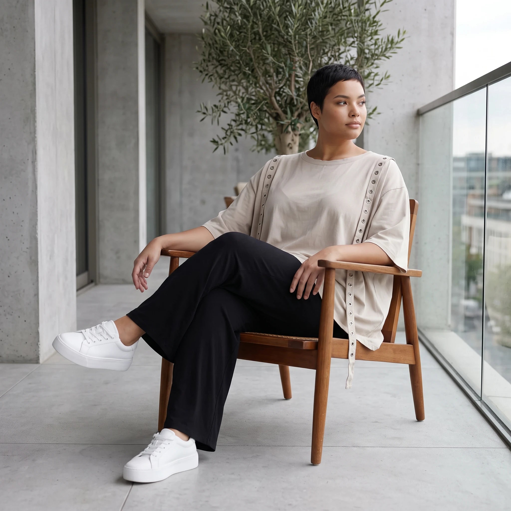 Kastiges Kurzarmshirt aus weichem Stretch Jersey in Beige mit dekorativem Ösenband Akzent