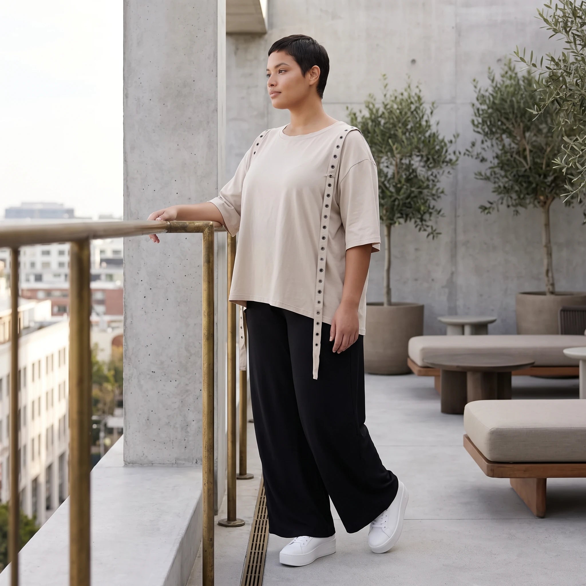 Kastiges Kurzarmshirt aus weichem Stretch Jersey in Beige mit dekorativem Ösenband Akzent