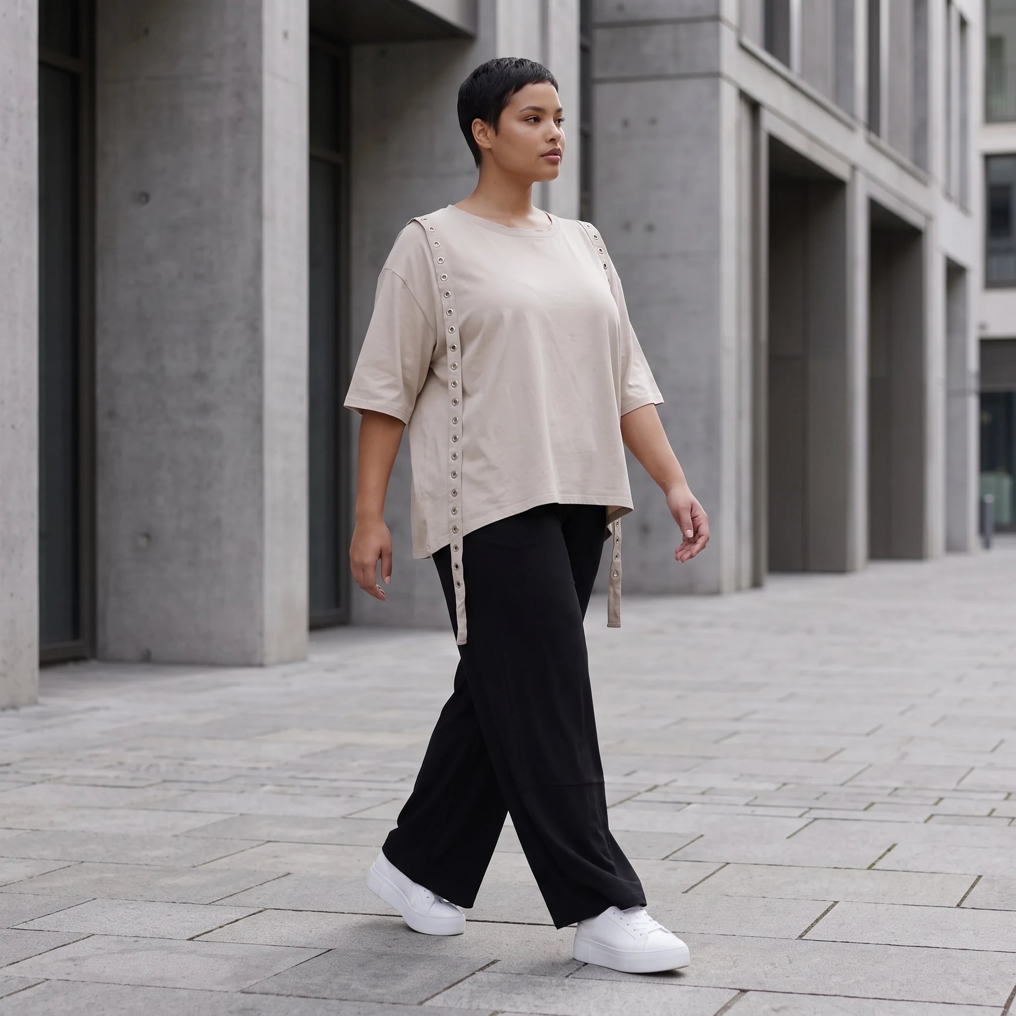 Kastiges Kurzarmshirt aus weichem Stretch Jersey in Beige mit dekorativem Ösenband Akzent