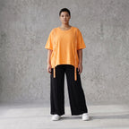Kastiges Kurzarmshirt in leuchtendem Neonorange mit Rundhalsausschnitt und Ösenbanddetail