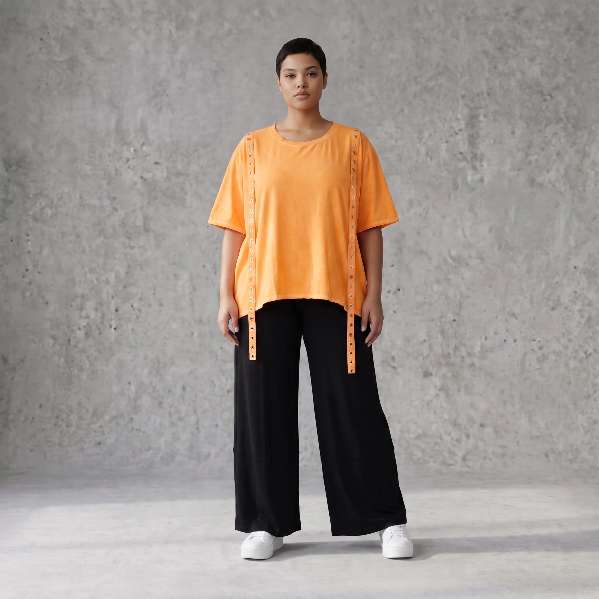 Kastiges Kurzarmshirt in leuchtendem Neonorange mit Rundhalsausschnitt und Ösenbanddetail