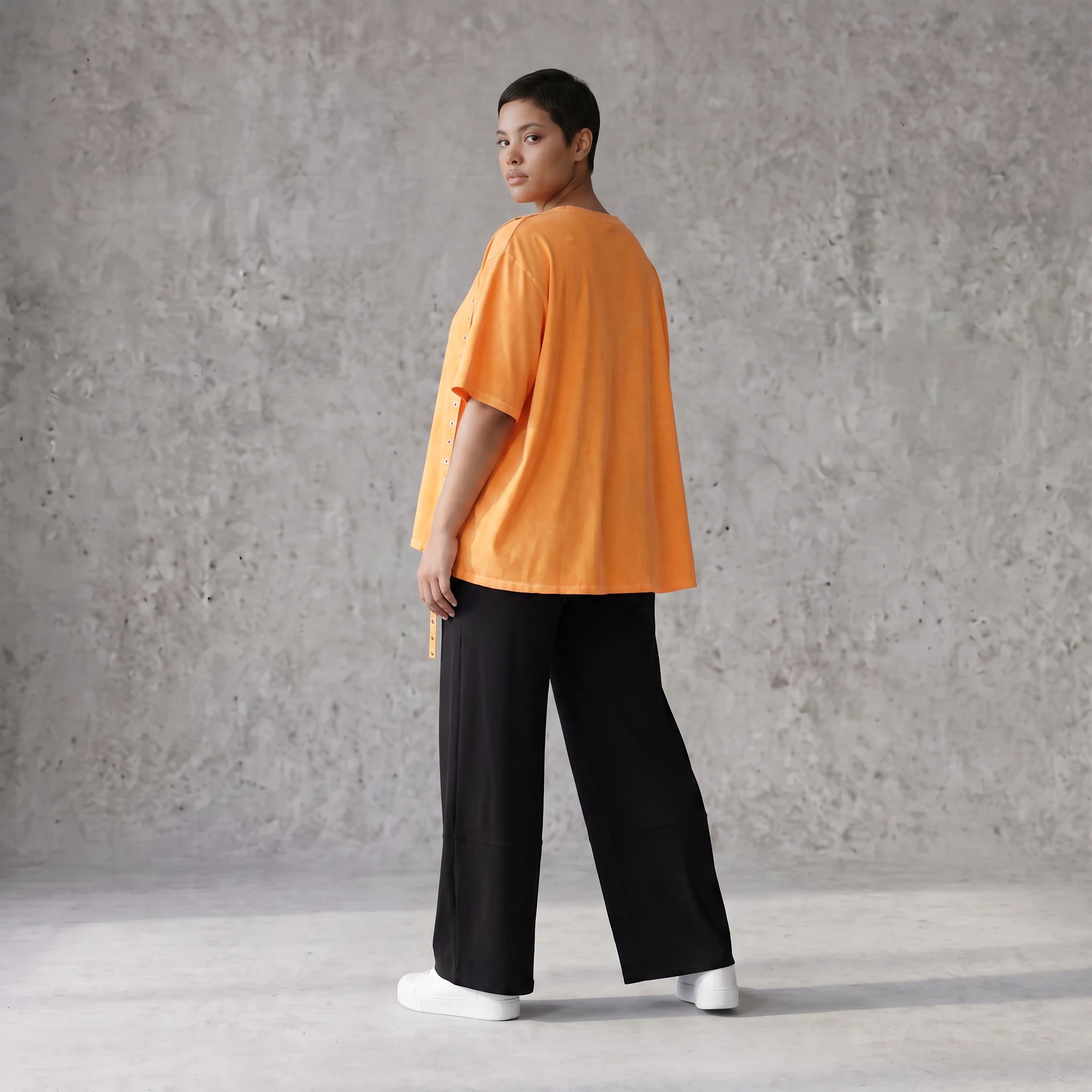 Kastiges Kurzarmshirt in leuchtendem Neonorange mit Rundhalsausschnitt und Ösenbanddetail