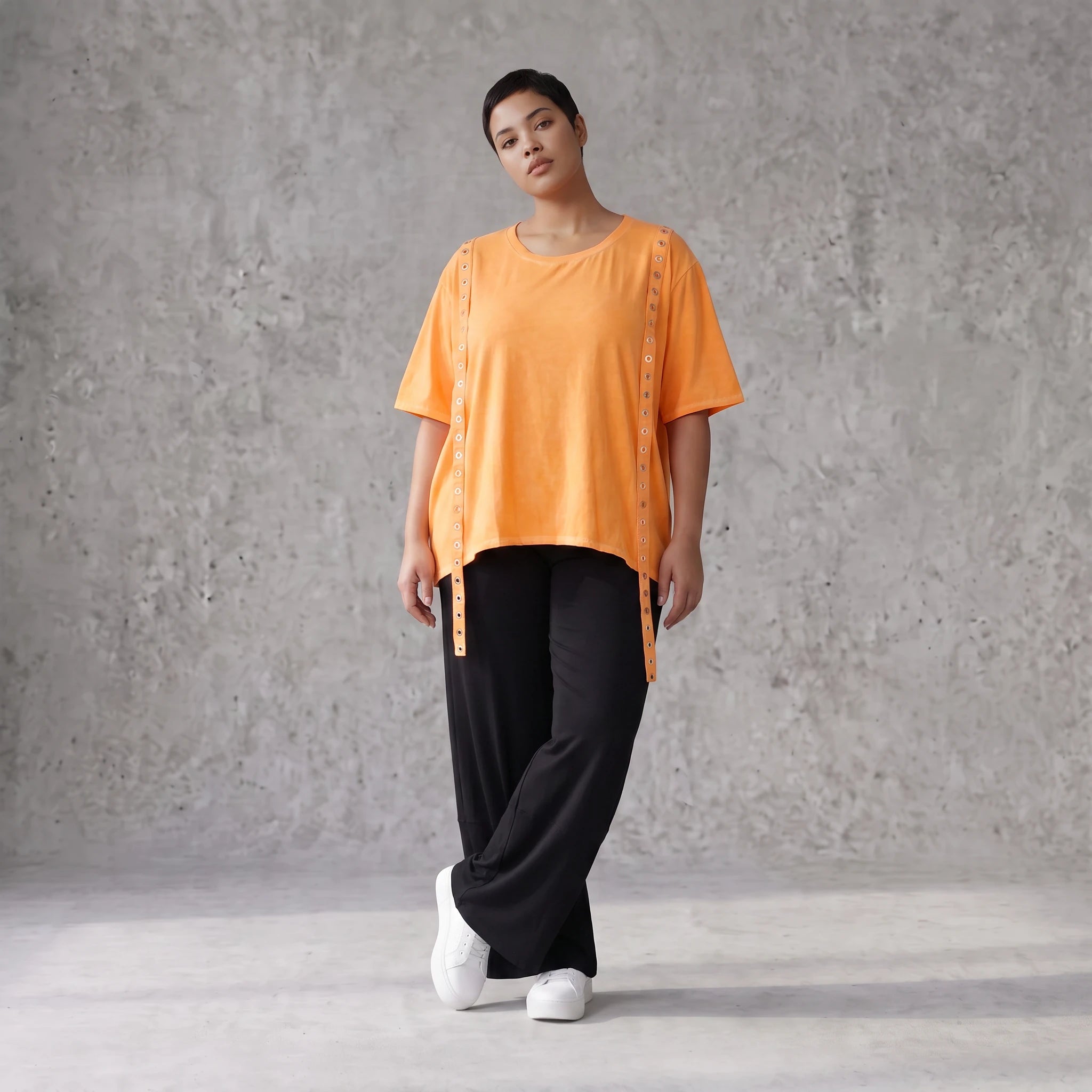 Kastiges Kurzarmshirt in leuchtendem Neonorange mit Rundhalsausschnitt und Ösenbanddetail