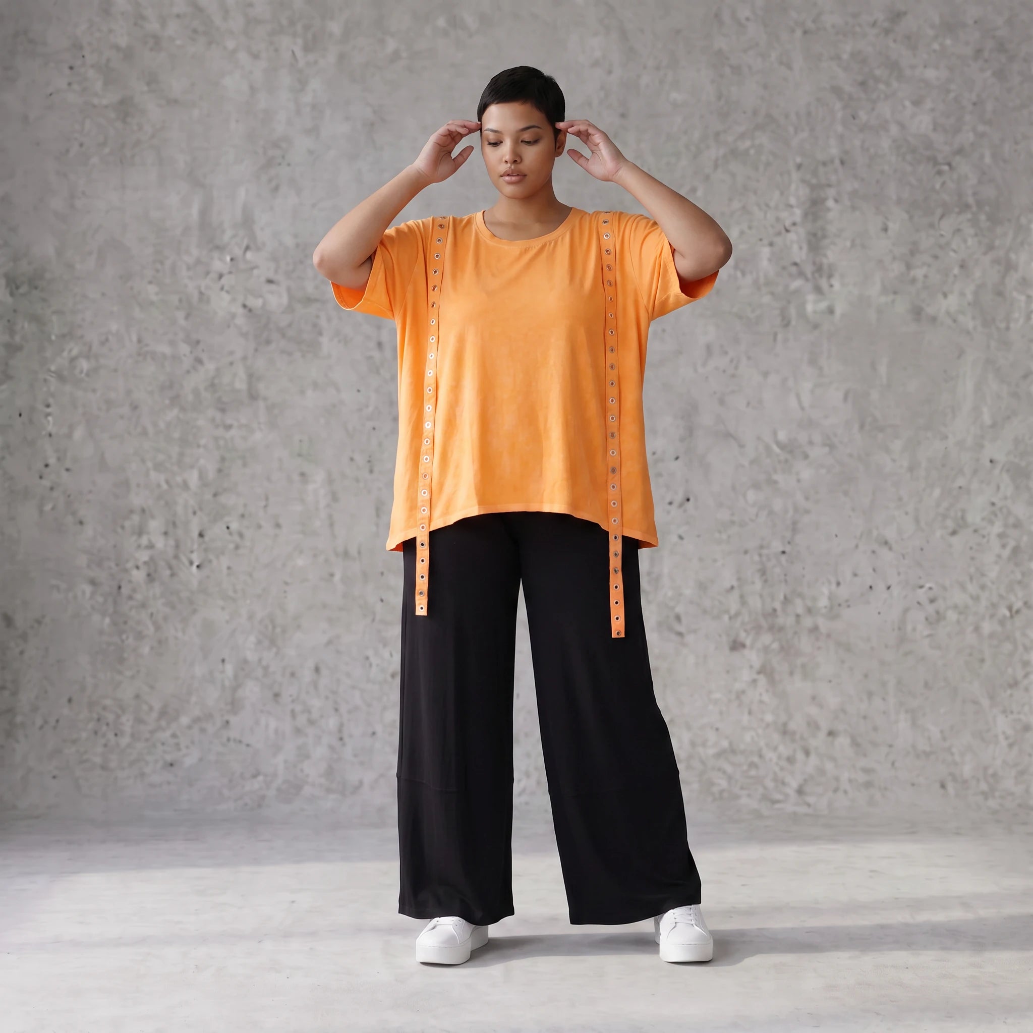 Kastiges Kurzarmshirt in leuchtendem Neonorange mit Rundhalsausschnitt und Ösenbanddetail