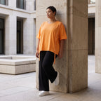 Kastiges Kurzarmshirt in leuchtendem Neonorange mit Rundhalsausschnitt und Ösenbanddetail