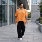 Kastiges Kurzarmshirt in leuchtendem Neonorange mit Rundhalsausschnitt und Ösenbanddetail