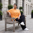 Kastiges Kurzarmshirt in leuchtendem Neonorange mit Rundhalsausschnitt und Ösenbanddetail