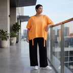 Kastiges Kurzarmshirt in leuchtendem Neonorange mit Rundhalsausschnitt und Ösenbanddetail
