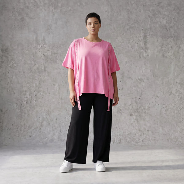Kastiges Kurzarmshirt in strahlendem Neonpink aus weichem Stretchjersey mit Ösenbanddetail