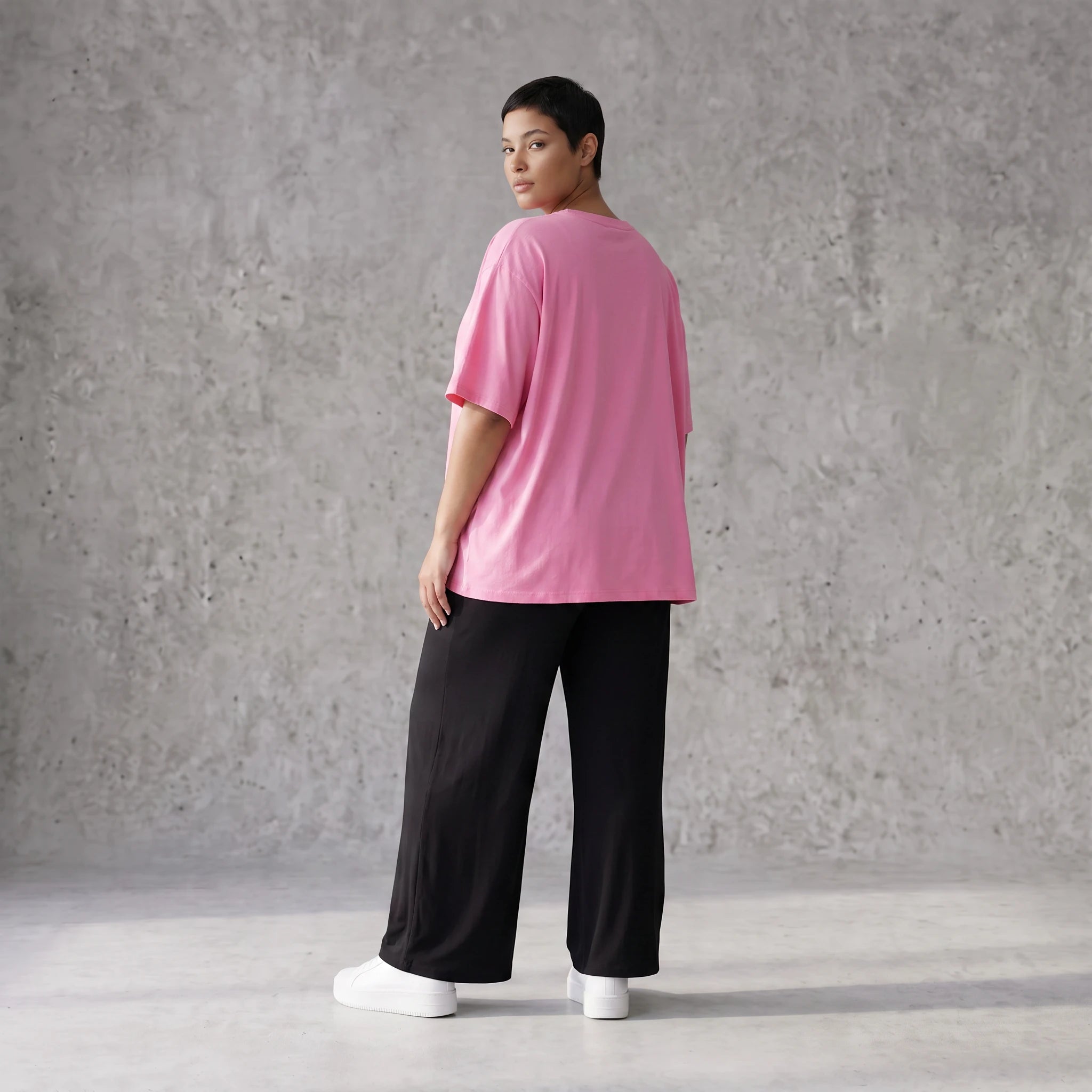 Kastiges Kurzarmshirt in strahlendem Neonpink aus weichem Stretchjersey mit Ösenbanddetail