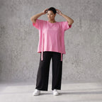 Kastiges Kurzarmshirt in strahlendem Neonpink aus weichem Stretchjersey mit Ösenbanddetail