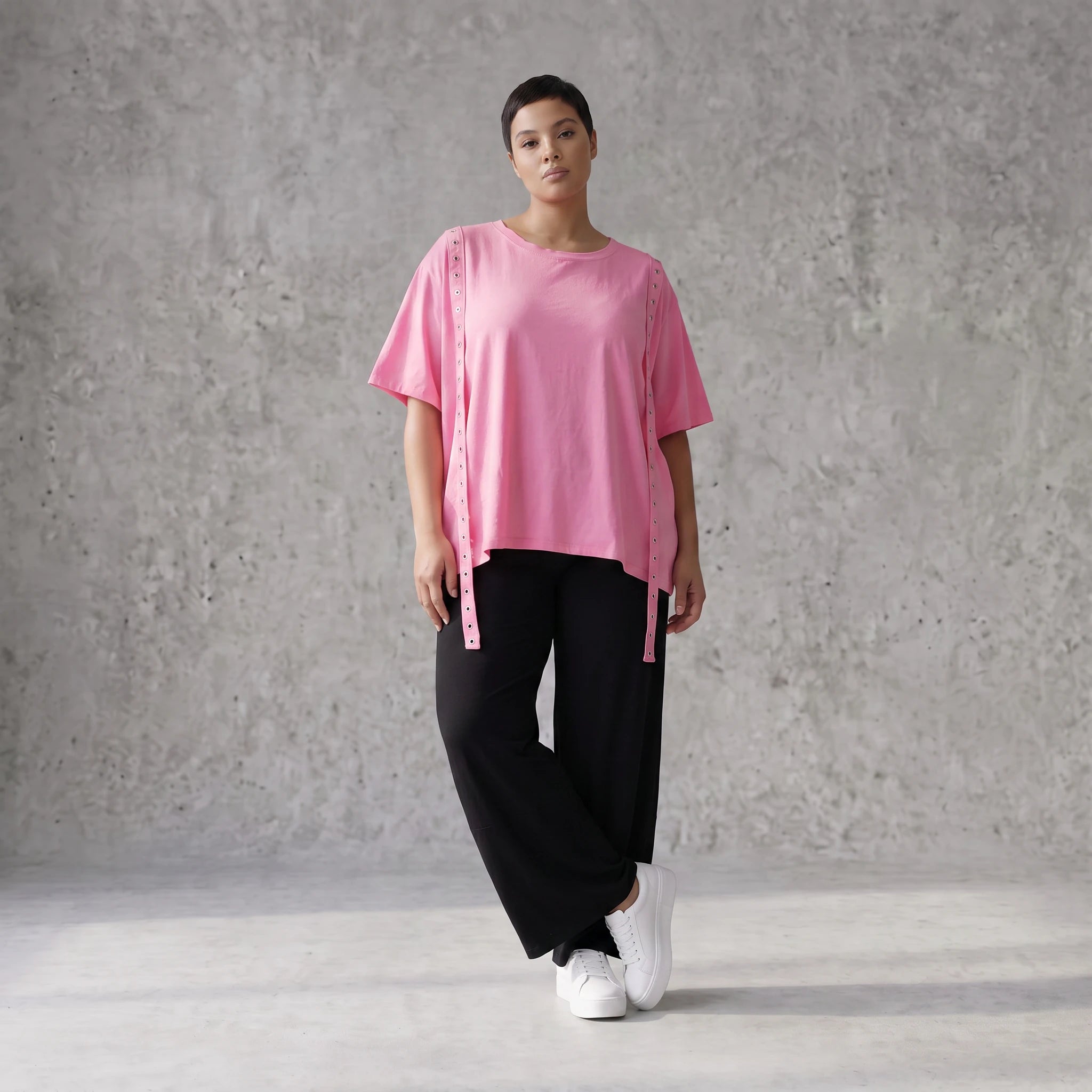 Kastiges Kurzarmshirt in strahlendem Neonpink aus weichem Stretchjersey mit Ösenbanddetail