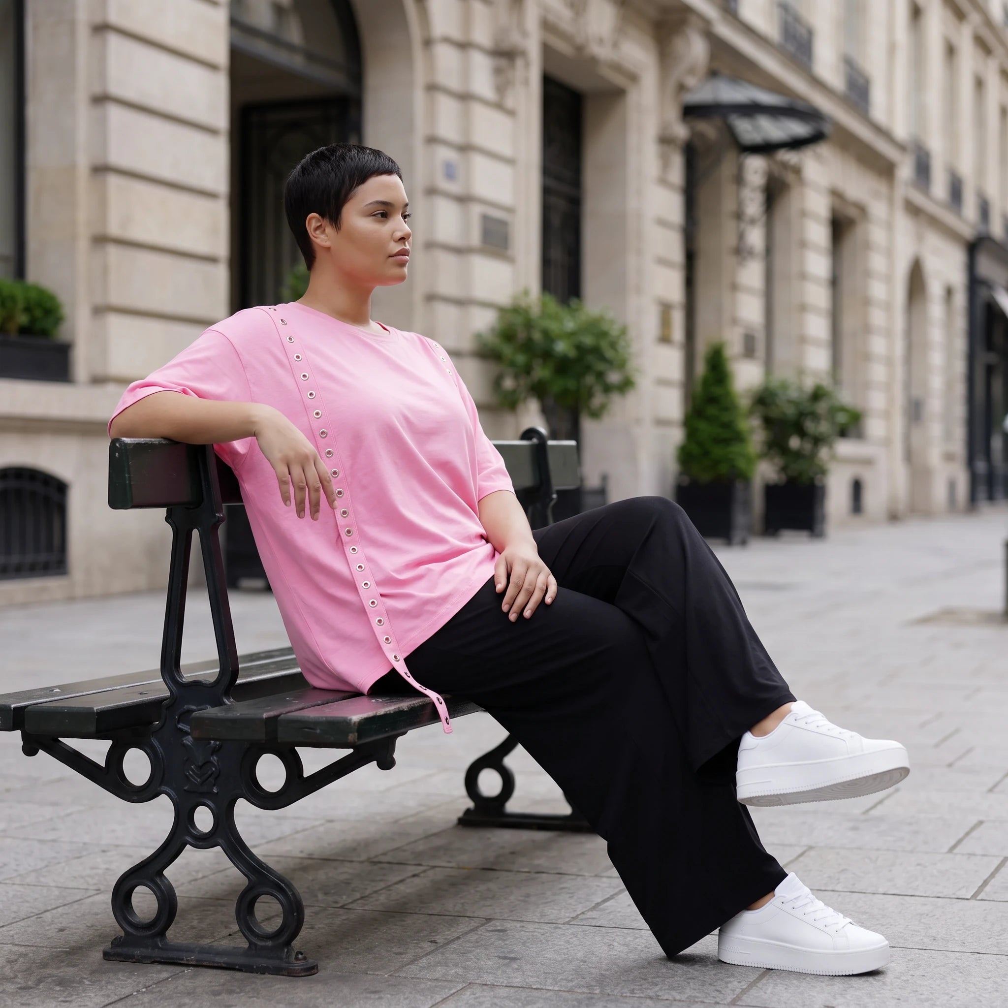 Kastiges Kurzarmshirt in strahlendem Neonpink aus weichem Stretchjersey mit Ösenbanddetail