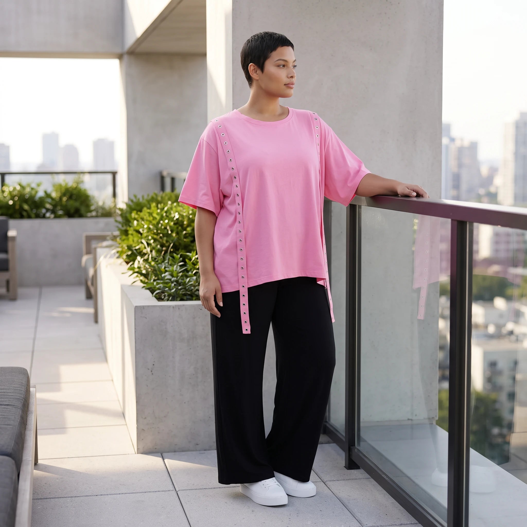 Kastiges Kurzarmshirt in strahlendem Neonpink aus weichem Stretchjersey mit Ösenbanddetail