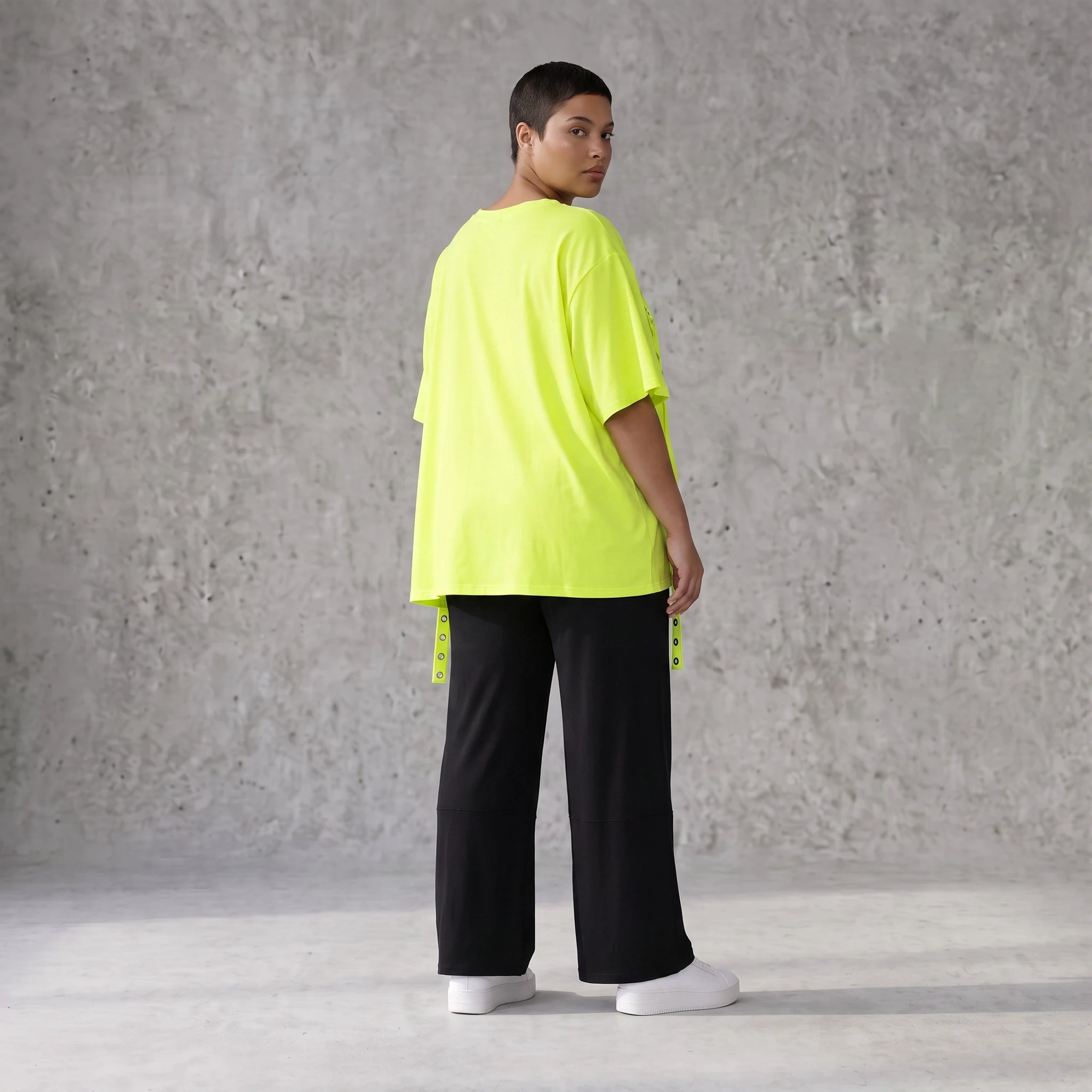 Kastig geschnittenes Kurzarmshirt in einem leuchtenden Neongelb aus weichem Stretchjersey