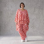 Rosérotes Baumwollmousselin Kurzarmshirt im Oversizeschnitt mit femininem V-Ausschnitt