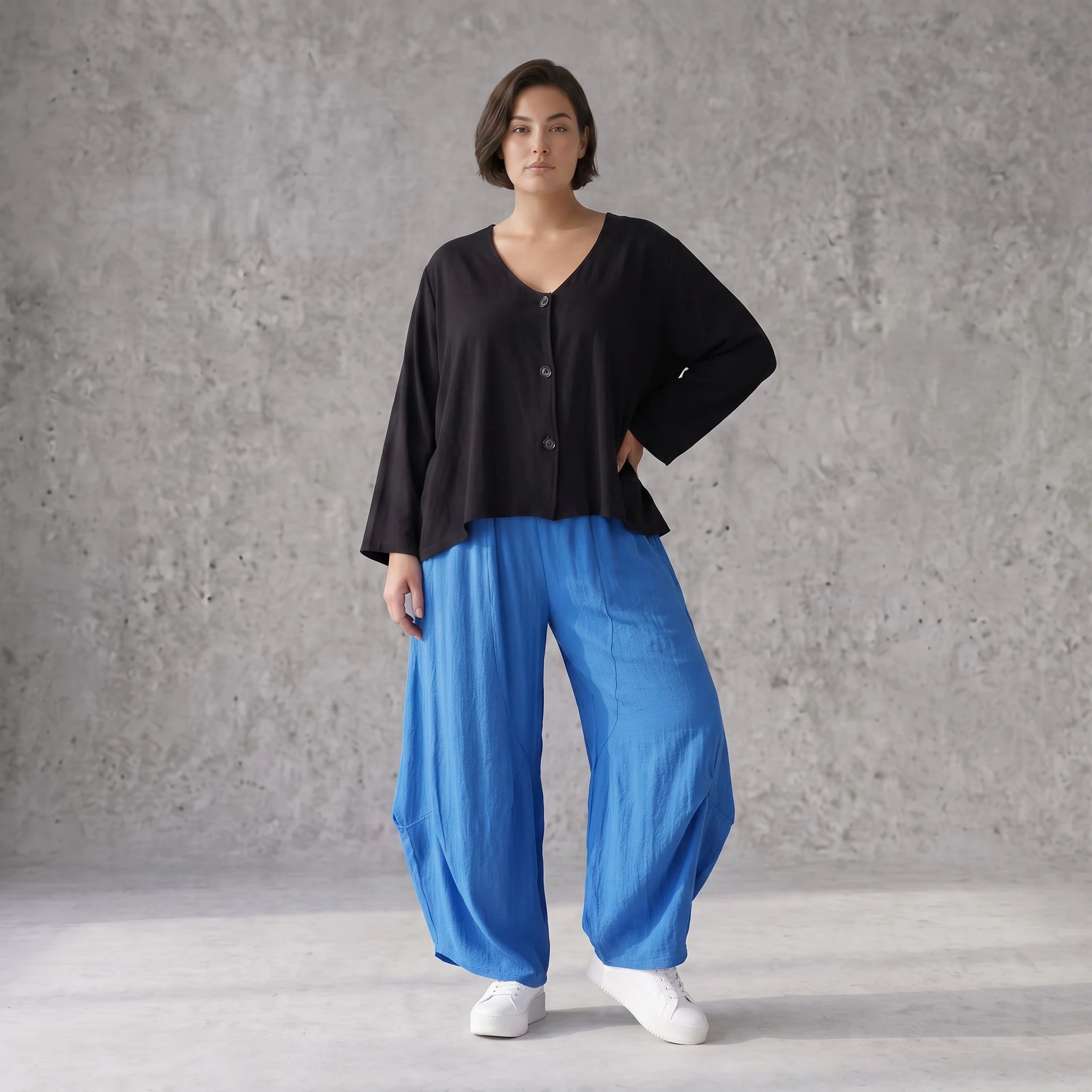 Damen Hose Avantgarde Viskose Royalblau, Ballonschnitt, Flügeltaschen, Oversize große Größen – AKH Fashion