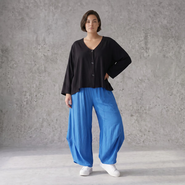 Damen Hose Avantgarde Viskose Royalblau, Ballonschnitt, Flügeltaschen, Oversize große Größen – AKH Fashion